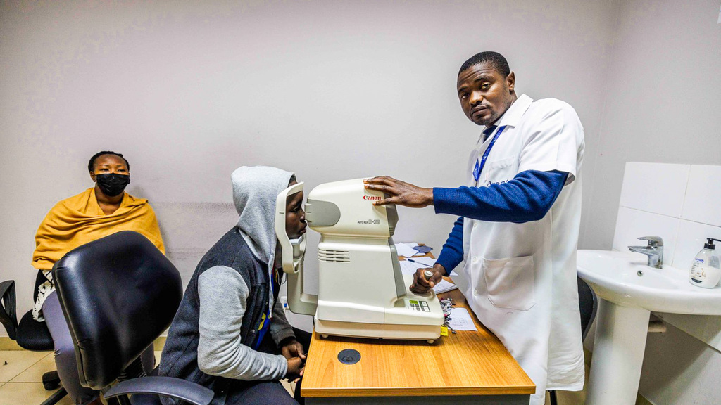La Storia di Joao e e l'impatto del Programma DREAM nelle cure oftalmiche in Mozambico